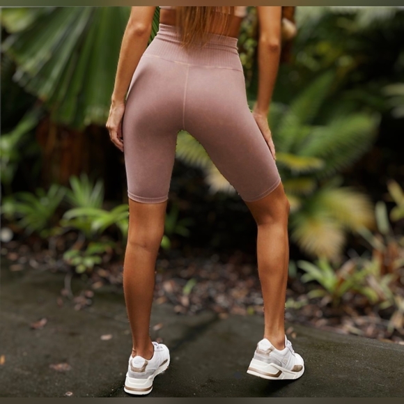 Free People Movement Good Karma Shorts in Elderberry Tea Mauve Size M/L NWT - Picture 3 of 10